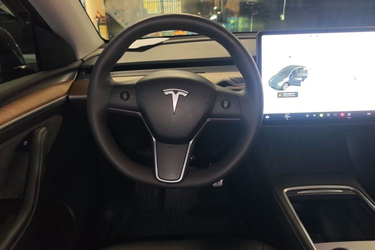 Used Tesla Model Y 2021 Long-Range All-Wheel-Drive Version Steering Wheel