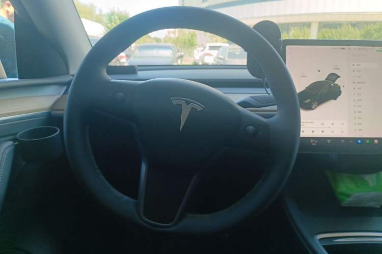 Used Tesla Model Y 2021 Standard Range Rear-Wheel Drive Version Steering Wheel