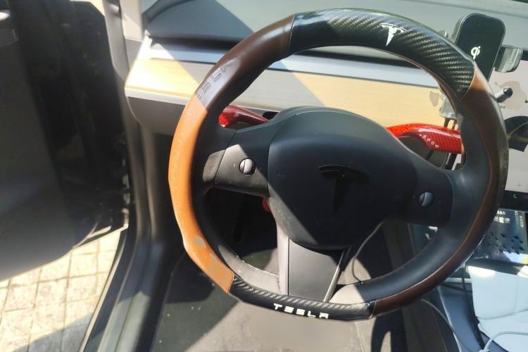 Used Tesla Model Y 2021 Long-Range All-Wheel-Drive Version Steering Wheel