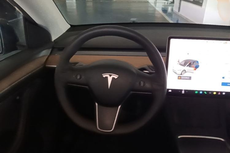 Used Tesla Model Y 2021 Long-Range All-Wheel-Drive Version Steering Wheel