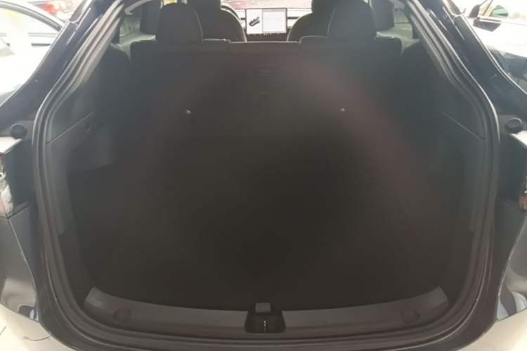 Used Tesla Model Y 2021 Long-Range All-Wheel-Drive Version Trunk
