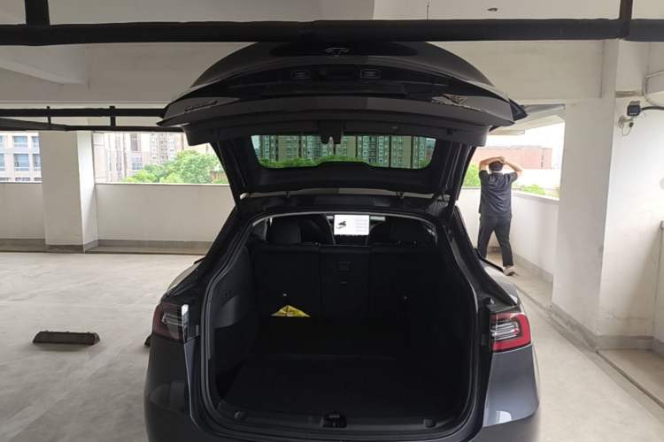 Used Tesla Model Y 2021 Long-Range All-Wheel-Drive Version Trunk