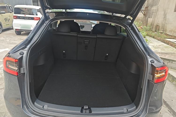 Used Tesla Model Y 2021 Standard Range Rear-Wheel Drive Version Trunk