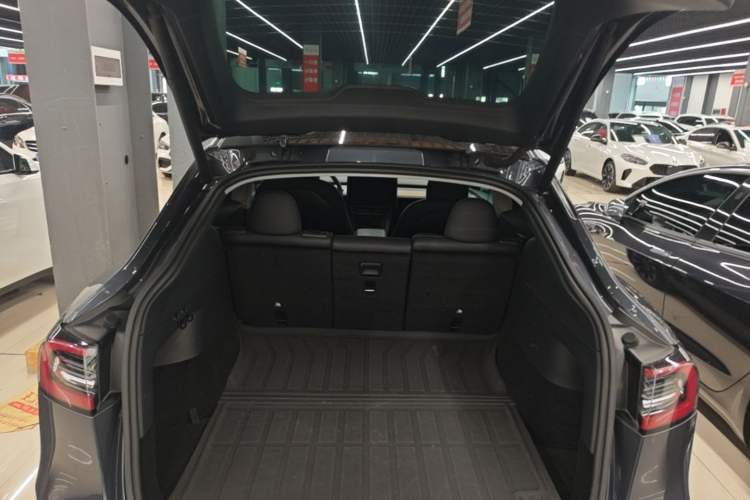 Used Tesla Model Y 2021 Long-Range All-Wheel-Drive Version Trunk