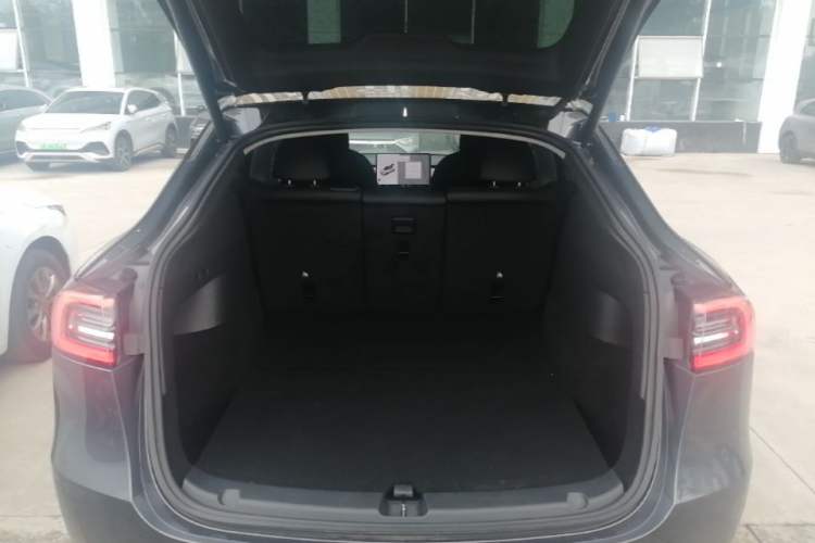 Used Tesla Model Y 2021 Long-Range All-Wheel-Drive Version Trunk