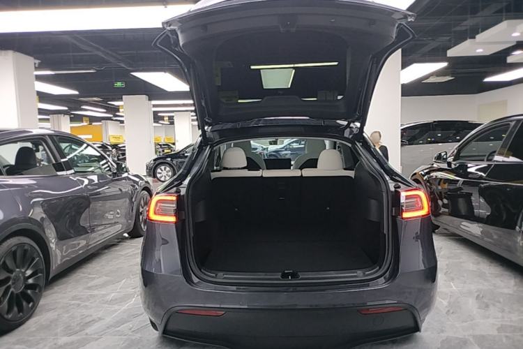 Used Tesla Model Y 2021 Long-Range All-Wheel-Drive Version Trunk