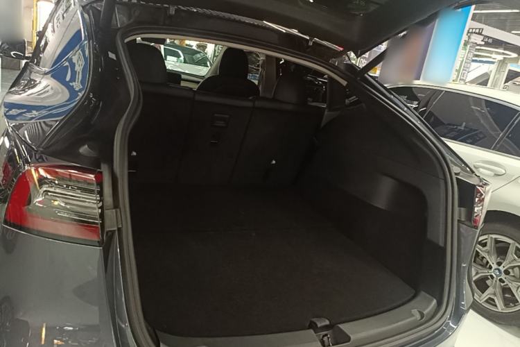 Used Tesla Model Y 2021 Long-Range All-Wheel-Drive Version Trunk