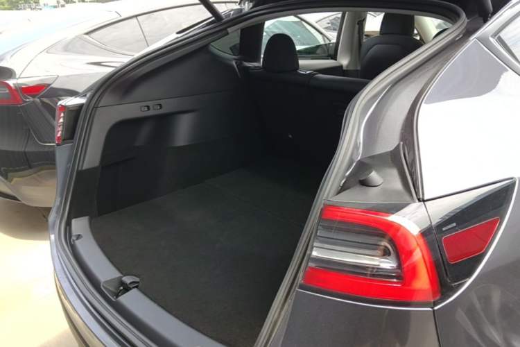 Used Tesla Model Y 2021 Long-Range All-Wheel-Drive Version Trunk