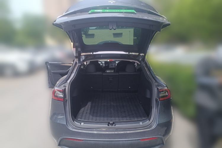 Used Tesla Model Y 2021 Long-Range All-Wheel-Drive Version Trunk