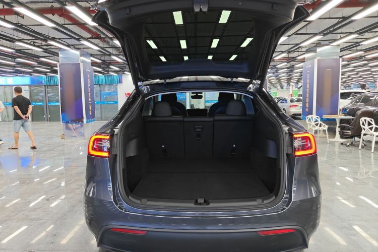 Used Tesla Model Y 2021 Long-Range All-Wheel-Drive Version Trunk