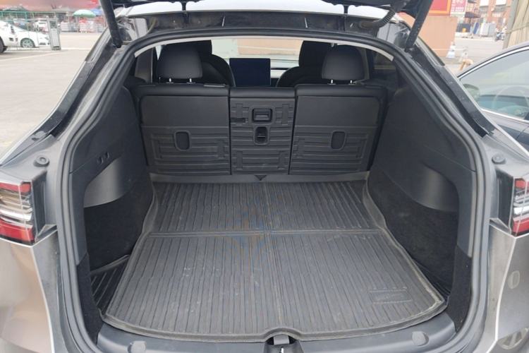 Used Tesla Model Y 2021 Long-Range All-Wheel-Drive Version Trunk