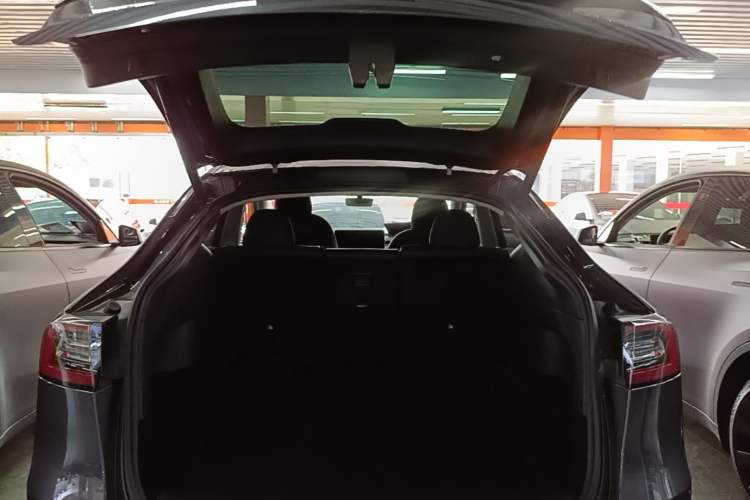 Used Tesla Model Y 2021 Long-Range All-Wheel-Drive Version Trunk