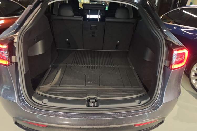 Used Tesla Model Y 2021 Long-Range All-Wheel-Drive Version Trunk