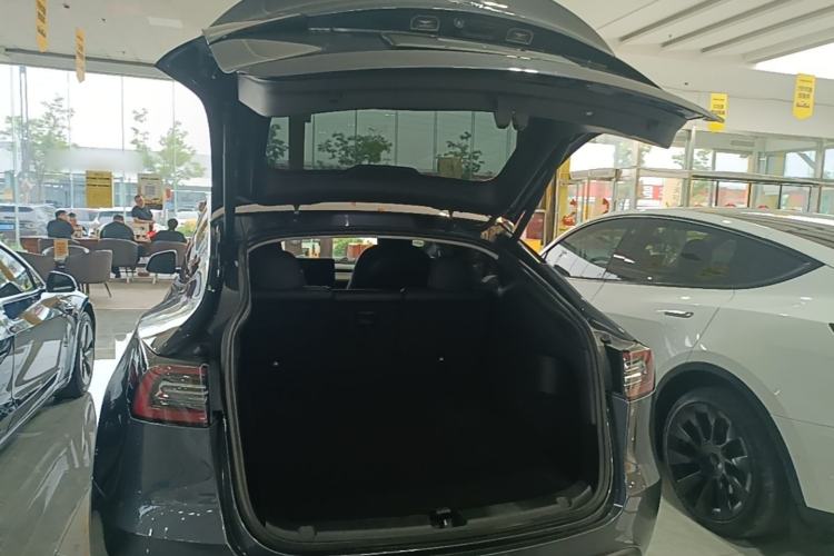 Used Tesla Model Y 2021 Long-Range All-Wheel-Drive Version Trunk