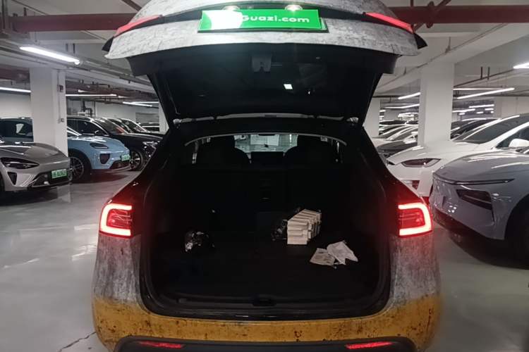 Used Tesla Model Y 2021 Standard Range Rear-Wheel Drive Version Trunk