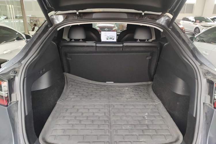 Used Tesla Model Y 2021 Long-Range All-Wheel-Drive Version Trunk