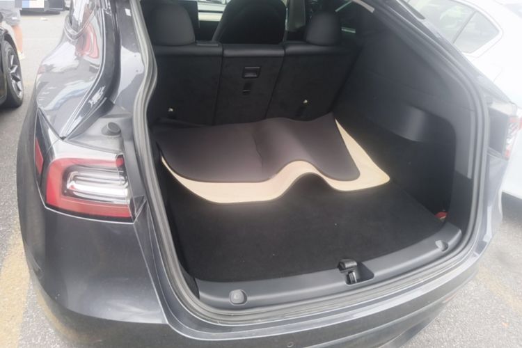 Used Tesla Model Y 2021 Long-Range All-Wheel-Drive Version Trunk