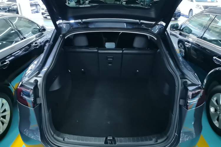 Used Tesla Model Y 2021 Standard Range Rear-Wheel Drive Version Trunk