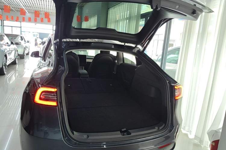 Used Tesla Model Y 2021 Long-Range All-Wheel-Drive Version Trunk