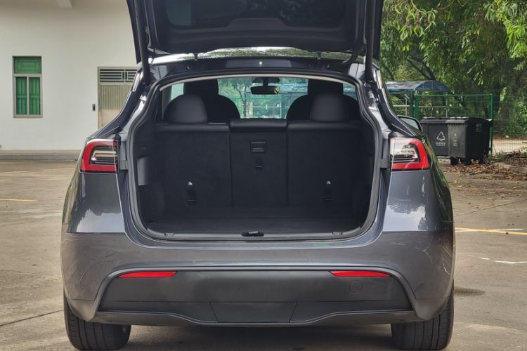 Used Tesla Model Y 2021 Standard Range Rear-Wheel Drive Version Trunk