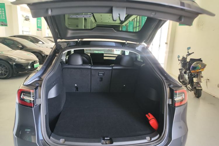Used Tesla Model Y 2021 Standard Range Rear-Wheel Drive Version Trunk