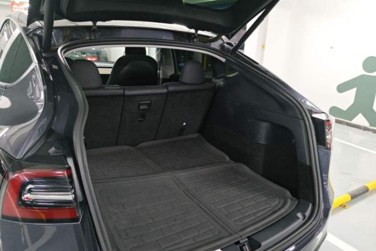 Used Tesla Model Y 2021 Long-Range All-Wheel-Drive Version Trunk
