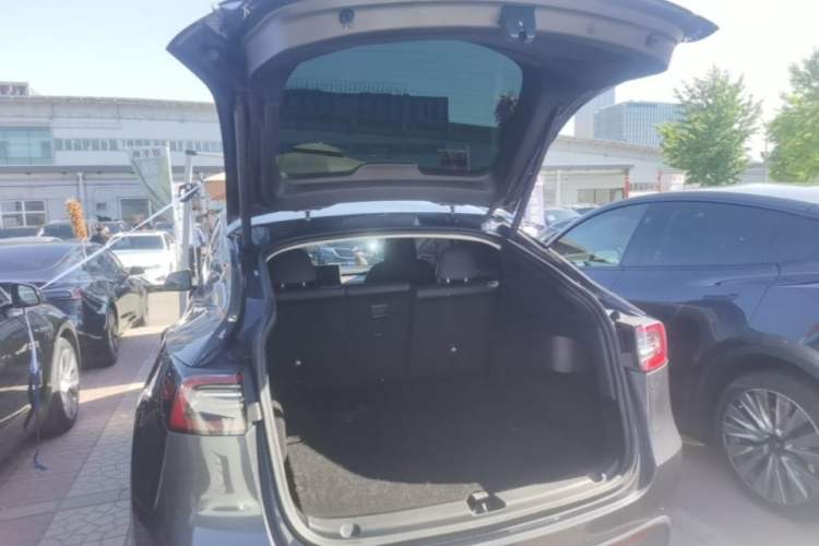 Used Tesla Model Y 2021 Long-Range All-Wheel-Drive Version Trunk
