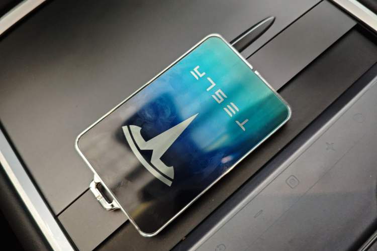 Used Tesla Model Y 2021 Long-Range All-Wheel-Drive Version 3D7 Vehicle Key