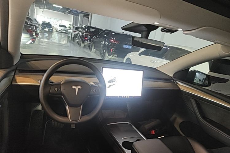 Used Tesla Model Y 2021 Standard Range Rear-Wheel Drive Version Center Console