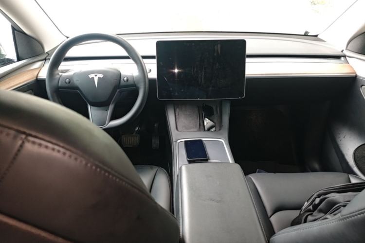 Used Tesla Model Y 2021 Standard Range Rear-Wheel Drive Version Center Console