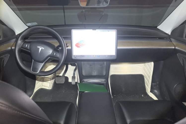 Used Tesla Model Y 2021 Standard Range Rear-Wheel Drive Version Center Console
