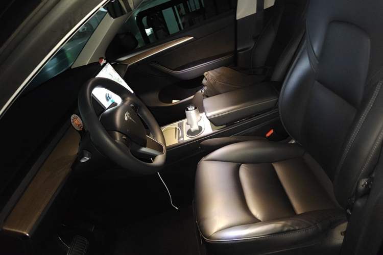 Used Tesla Model Y 2021 Standard Range Rear-Wheel Drive Version Left Front Seat