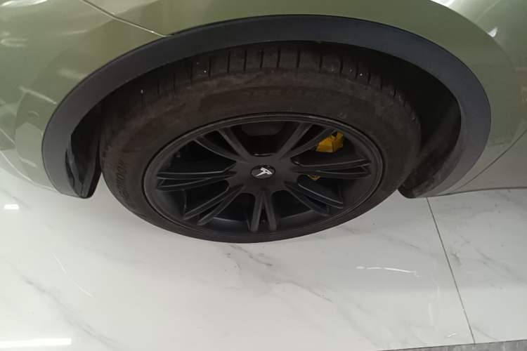 Used Tesla Model Y 2021 Long-Range All-Wheel-Drive Version Left Front Wheel Hub