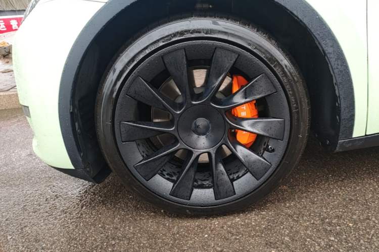 Used Tesla Model Y 2021 Standard Range Rear-Wheel Drive Version Left Front Wheel Hub