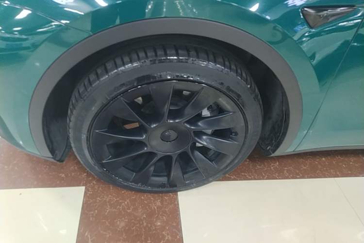 Used Tesla Model Y 2021 Long-Range All-Wheel-Drive Version Left Front Wheel Hub