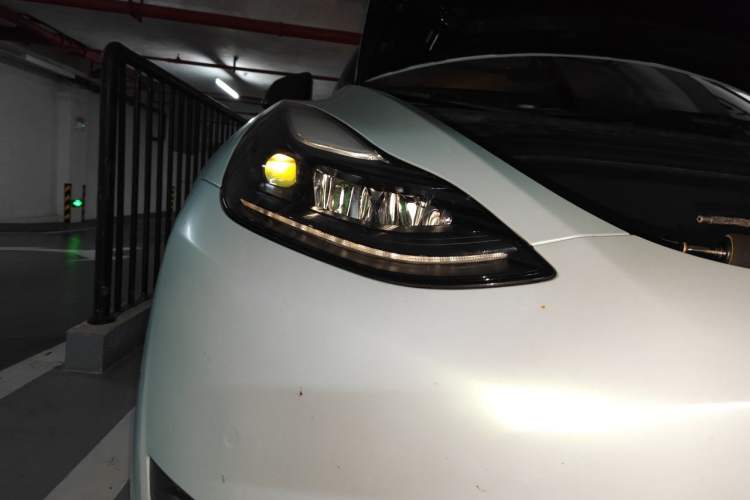 Used Tesla Model Y 2021 Standard Range Rear-Wheel Drive Version Right Front Headlight