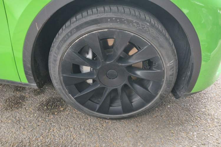 Used Tesla Model Y 2021 Standard Range Rear-Wheel Drive Version Right Front Wheel Hub