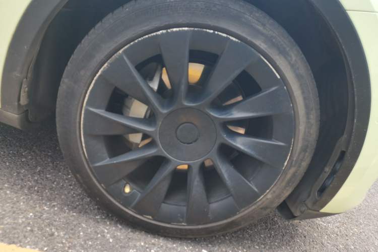 Used Tesla Model Y 2021 Long-Range All-Wheel-Drive Version Right Front Wheel Hub