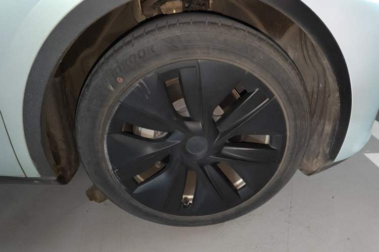 Used Tesla Model Y 2021 Standard Range Rear-Wheel Drive Version Right Front Wheel Hub