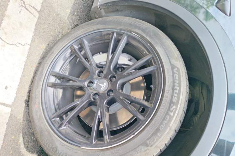 Used Tesla Model Y 2021 Standard Range Rear-Wheel Drive Version Right Front Wheel Hub