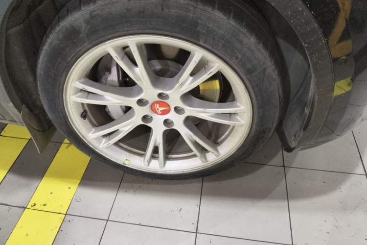 Used Tesla Model Y 2021 Standard Range Rear-Wheel Drive Version Right Front Wheel Hub