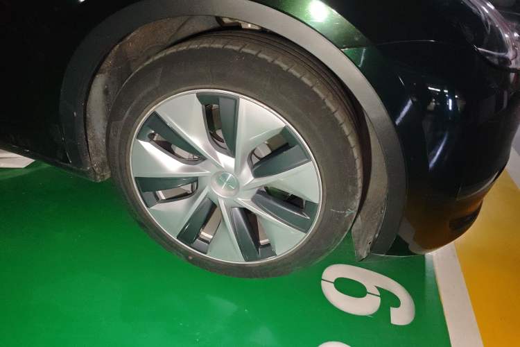Used Tesla Model Y 2021 Standard Range Rear-Wheel Drive Version Right Front Wheel Hub