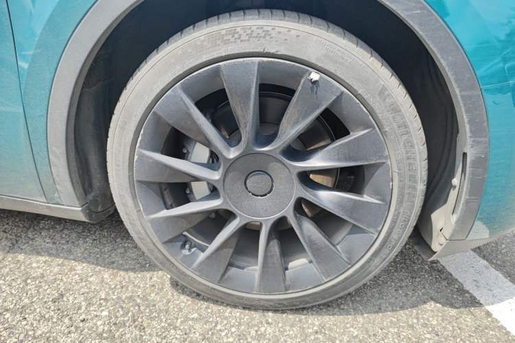 Used Tesla Model Y 2021 Standard Range Rear-Wheel Drive Version Right Front Wheel Hub