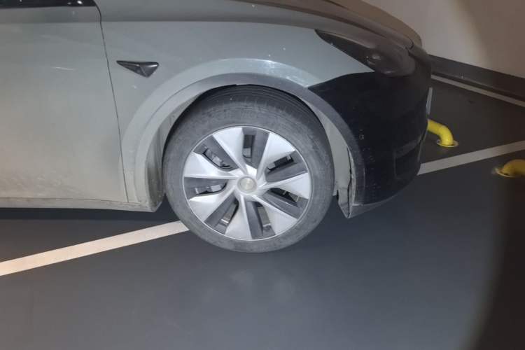 Used Tesla Model Y 2021 Standard Range Rear-Wheel Drive Version Right Front Wheel Hub