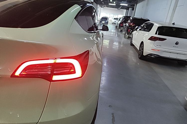 Used Tesla Model Y 2021 Standard Range Rear-Wheel Drive Version Right Rear Taillight