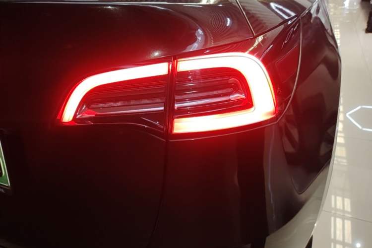 Used Tesla Model Y 2021 Standard Range Rear-Wheel Drive Version Right Rear Taillight