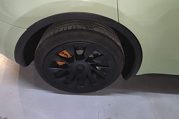 Used Tesla Model Y 2021 Standard Range Rear-Wheel Drive Version Right Rear Wheel Hub