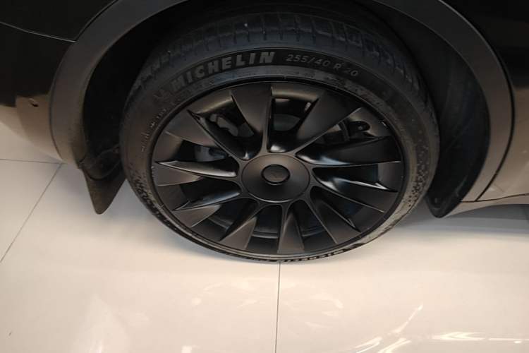 Used Tesla Model Y 2021 Standard Range Rear-Wheel Drive Version Right Rear Wheel Hub