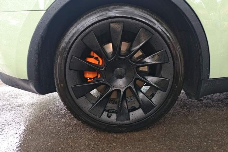 Used Tesla Model Y 2021 Standard Range Rear-Wheel Drive Version Right Rear Wheel Hub