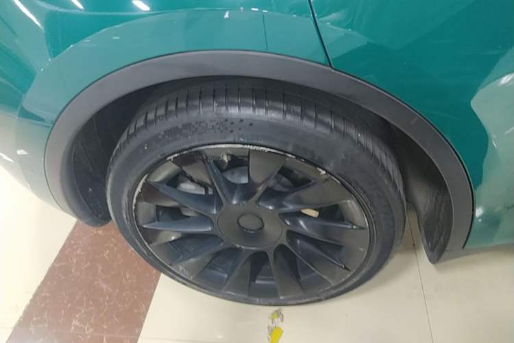 Used Tesla Model Y 2021 Long-Range All-Wheel-Drive Version Right Rear Wheel Hub